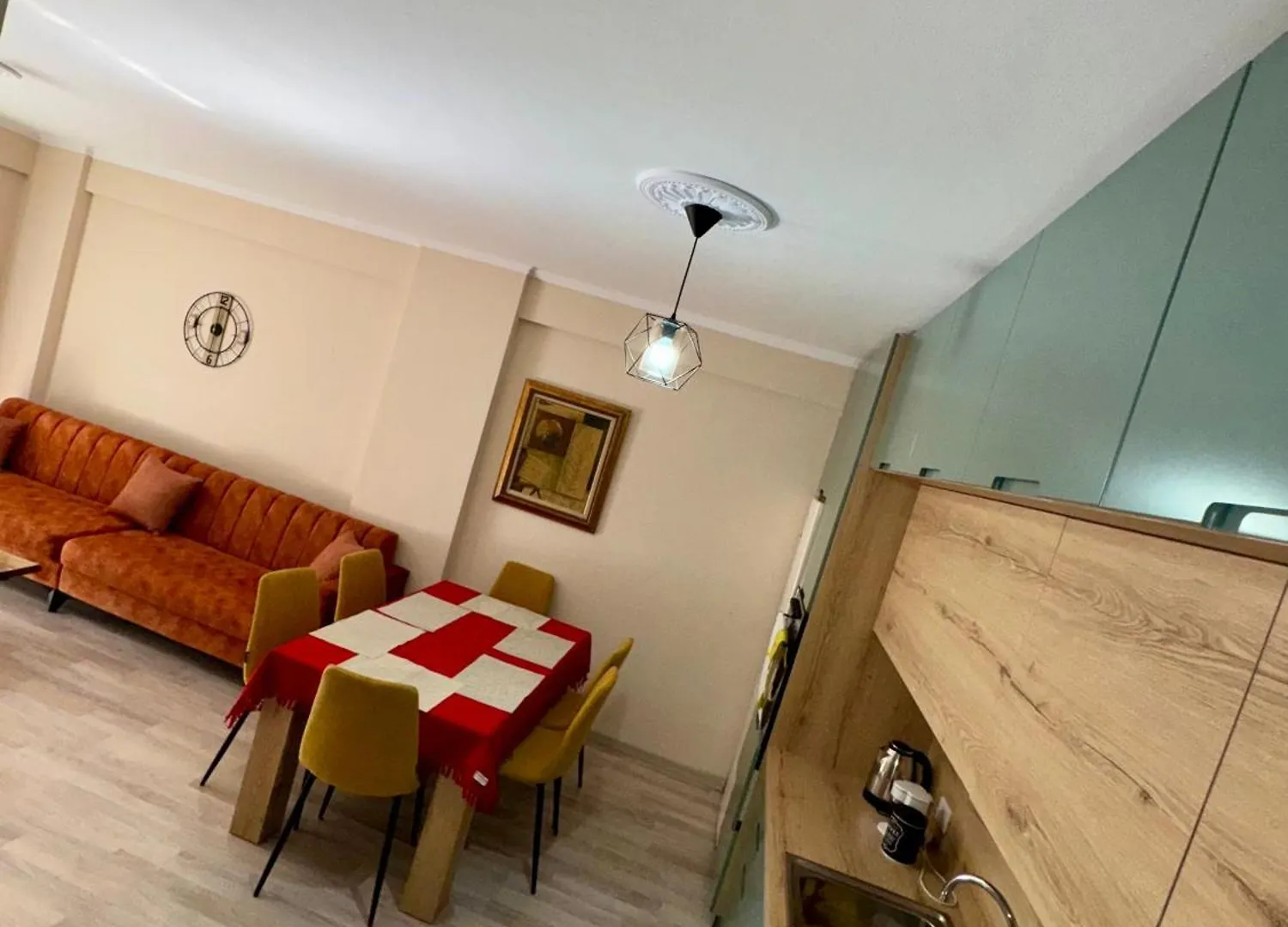 Cozy 2Br Apartment In טיראנה